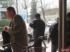 打牌的人们和对面的厕所-大槐树烤肉馆