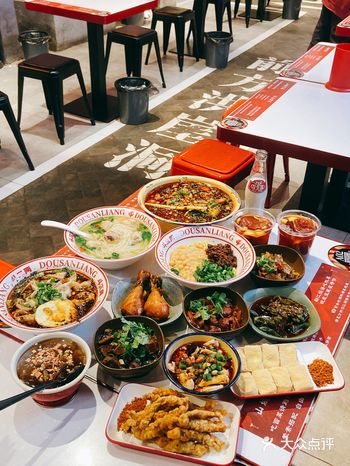 团结湖瑞辰大厦底商，一家开了有2年左右的重庆小面馆