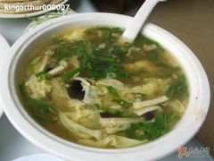酸辣汤-李连贵酒家熏肉大饼(昆明街店)