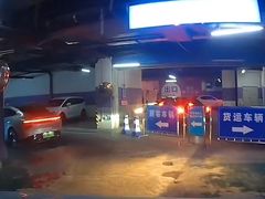 -爱琴海购物公园-地下停车场