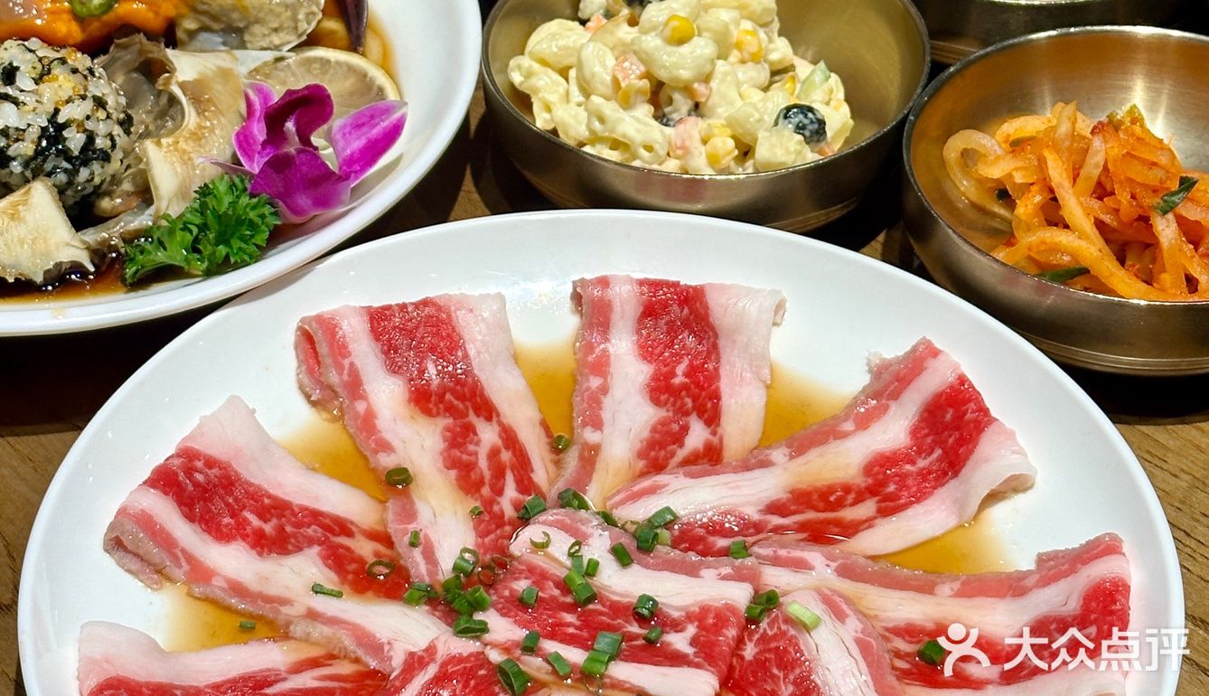 当韩国特色酱油蟹遇上烤肉 美味佳肴尽在此处