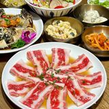 当韩国特色酱油蟹遇上烤肉 美味佳肴尽在此处