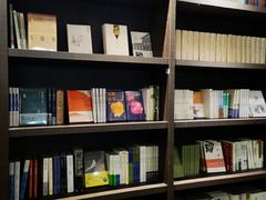 -钟书阁(松江泰晤士小镇店)