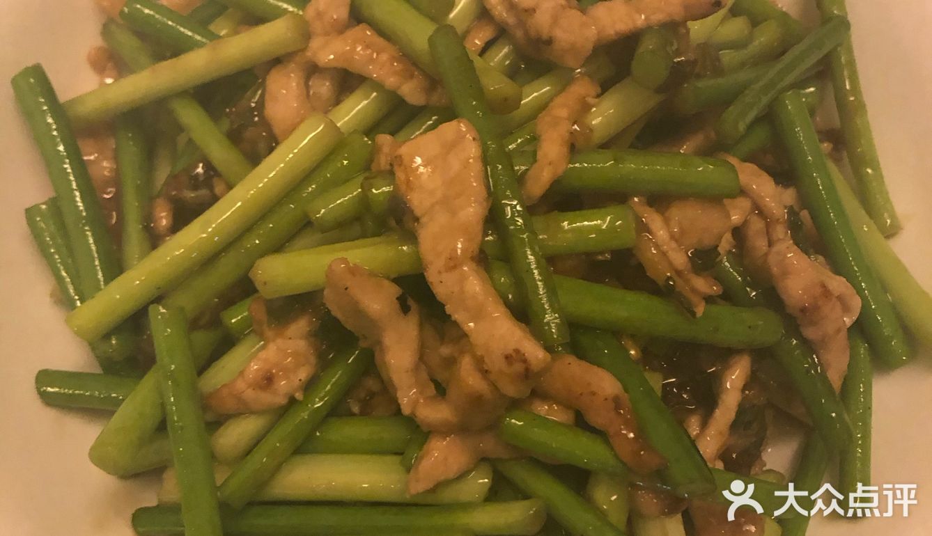 香喷喷热腾腾的蒜苗炒肉丝