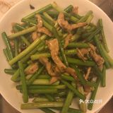 香喷喷热腾腾的蒜苗炒肉丝