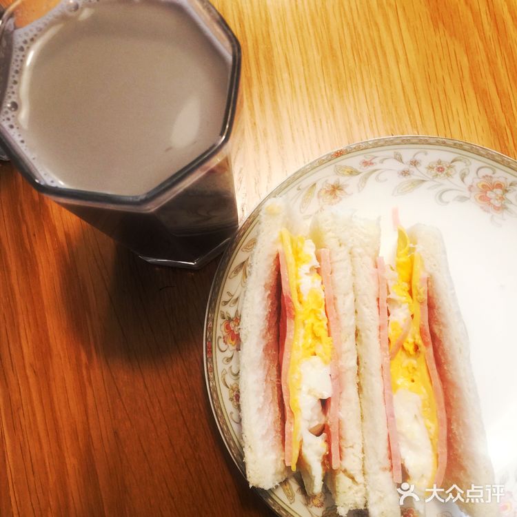 养生黑芝麻黑豆花生红枣豆浆