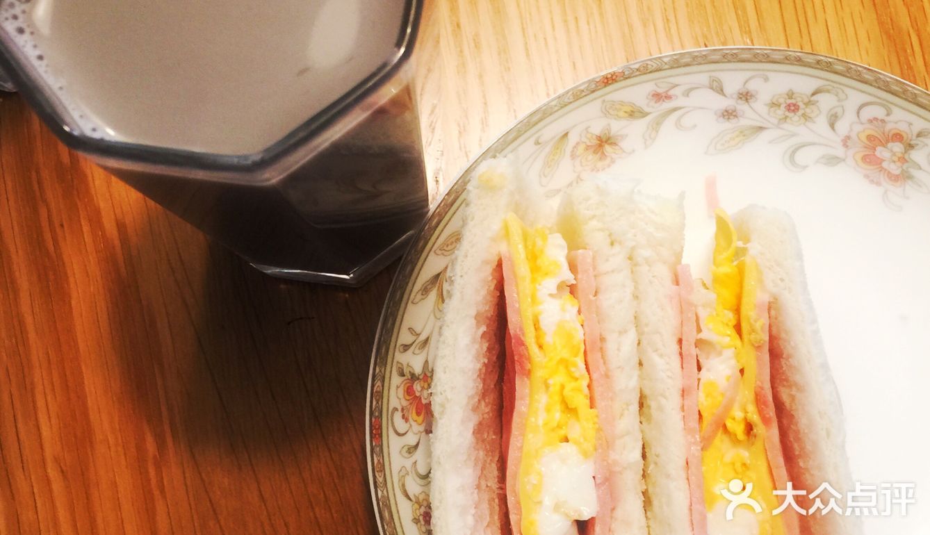 养生黑芝麻黑豆花生红枣豆浆