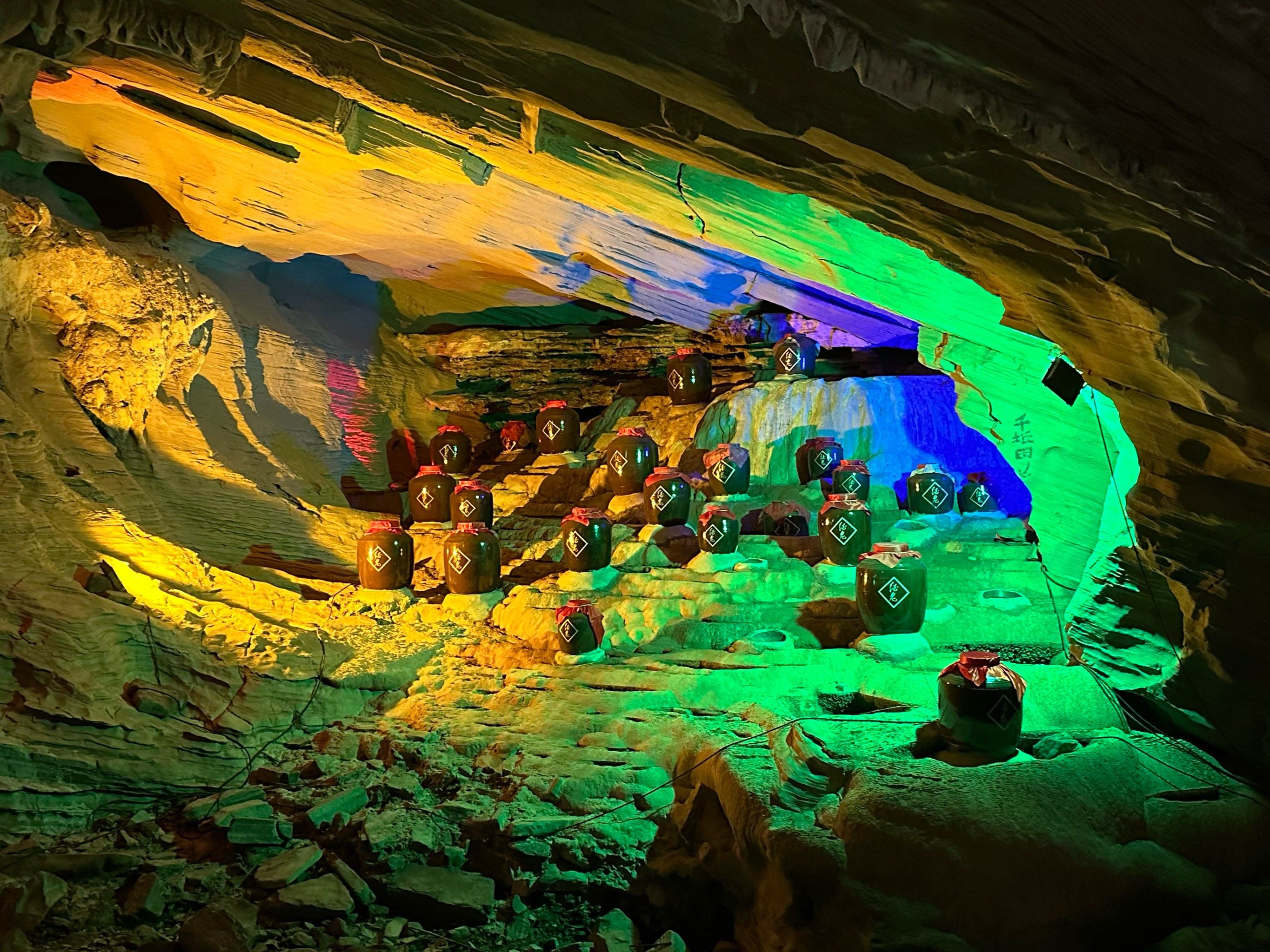 灯光下的溶洞,美得像画