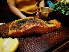 木板烤三文鱼-THE CANNERY&JUJU 新鲜海鲜·牛排美食酒廊