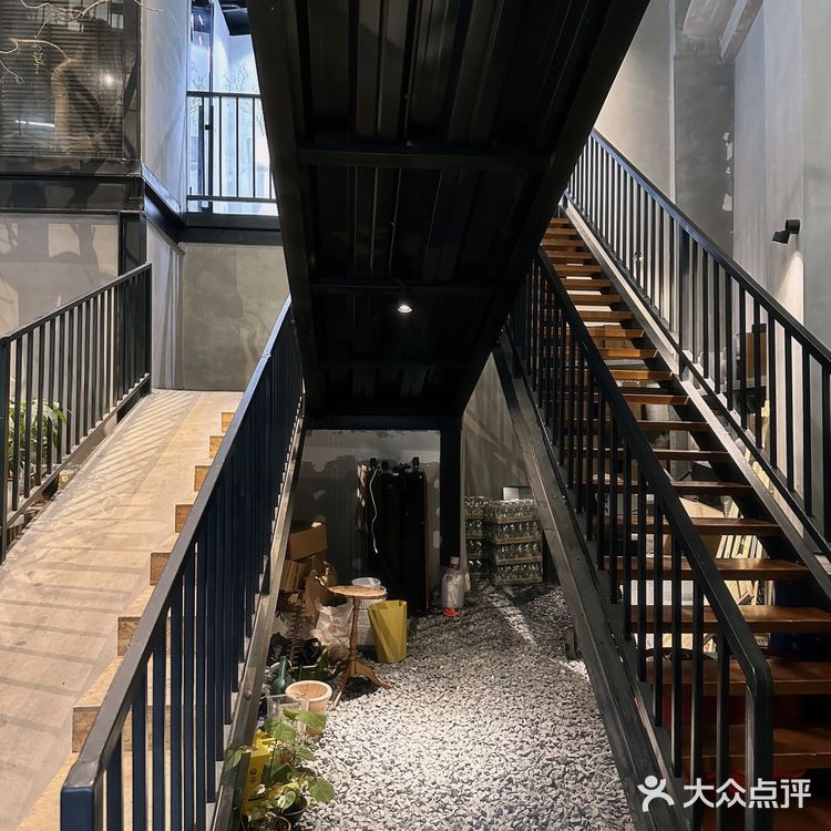 在室内大树旁边喝咖啡☕～自带热带花园的veins绿植咖啡店