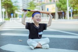 孩子从小就在这家拍，之前在海岸城，后来搬到Baby C ity ,从接待人员到儿童逗笑师再到摄影师都比较负责，拍照的技术也很好，上面三张是今年孩子上周六拍的原片。是一家值得推荐的儿童摄影机构。-婴爱儿童成长摄影(南山区总店)