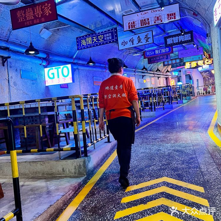 重庆旅游三连，洪崖洞、十八梯、吃防空洞火锅！