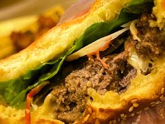 洛杉矶双重车达芝士牛肉汉堡-J·one Bistro吉萬酒厨·牛排