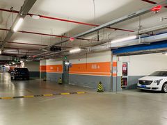 -绿地缤纷城-停车场