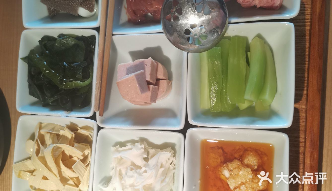 这次吃群光广场店。直升电梯至九楼，出来入目就是门店