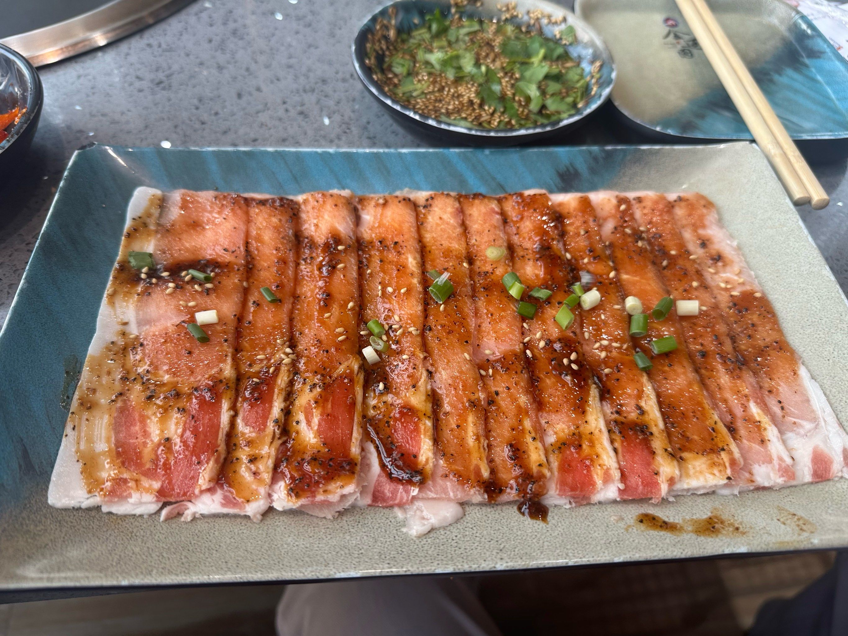 生菜包着五花肉,味道很特别 特别喜欢哦#韩式烤肉