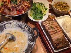 -帅巴人舅母子腊蹄民俗村