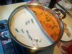 大虾冬阴功汤配椰奶鸡汤鸳鸯锅底-甘尼仕印度餐厅爵士酒吧(阳春巷店)
