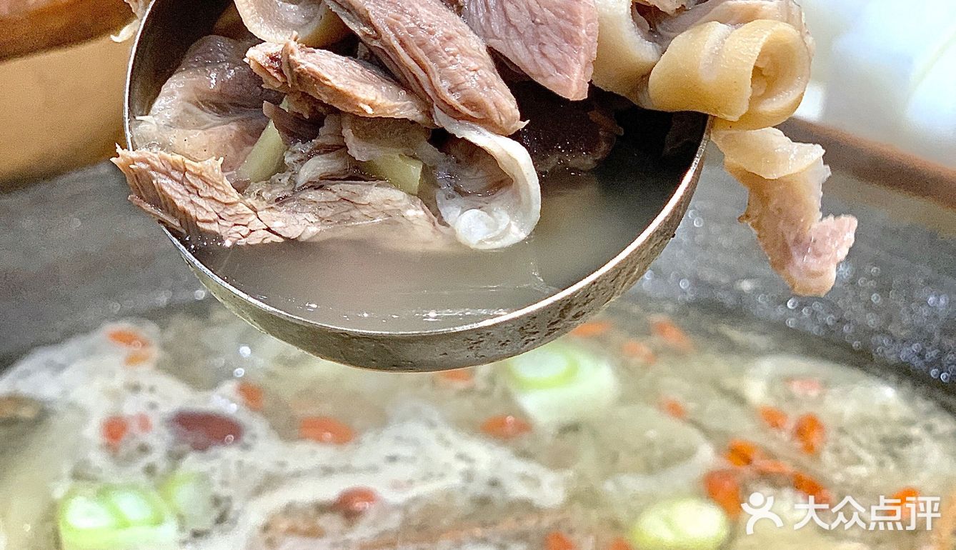 广州降温来洞氮胡记吃顿滋补羊肉🐏火锅