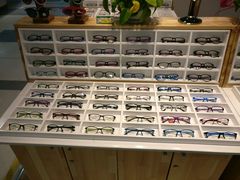 -MiRi眼镜连锁·蔡司·尼康控优点合作店(莘庄店)