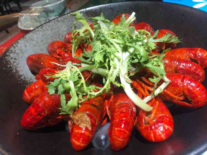 有钳任性龙虾馆-"五一假期第四天 好多人出游堵在路上 宅在.