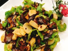 青椒炒牛肝菌-蔼若春.传承三十年云南菜(金碧公园店)
