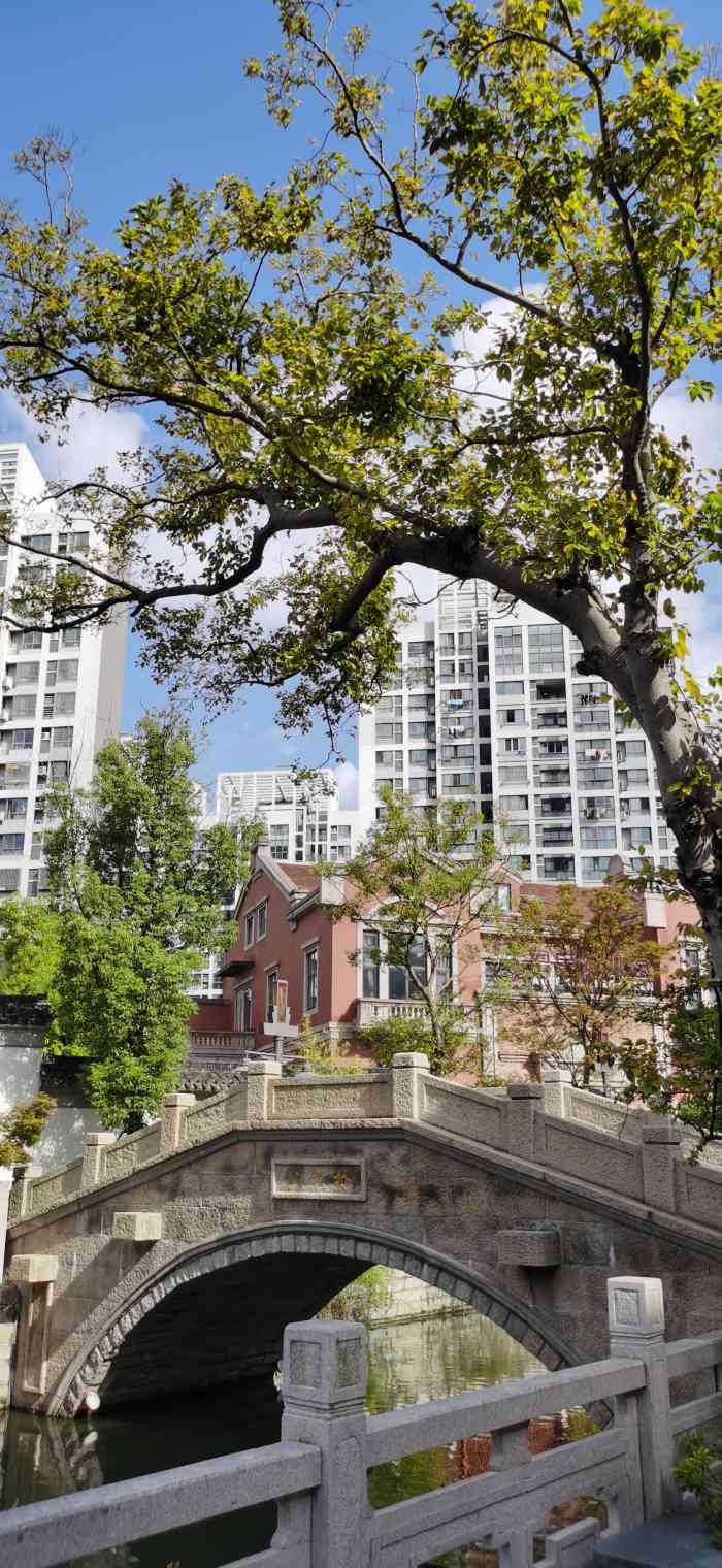 西云楼商业步行街-"刚起来的一个商业广场,目前人气还不收很旺.