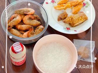 早上喝了一碗粥 搭配妈咪烧的大头虾