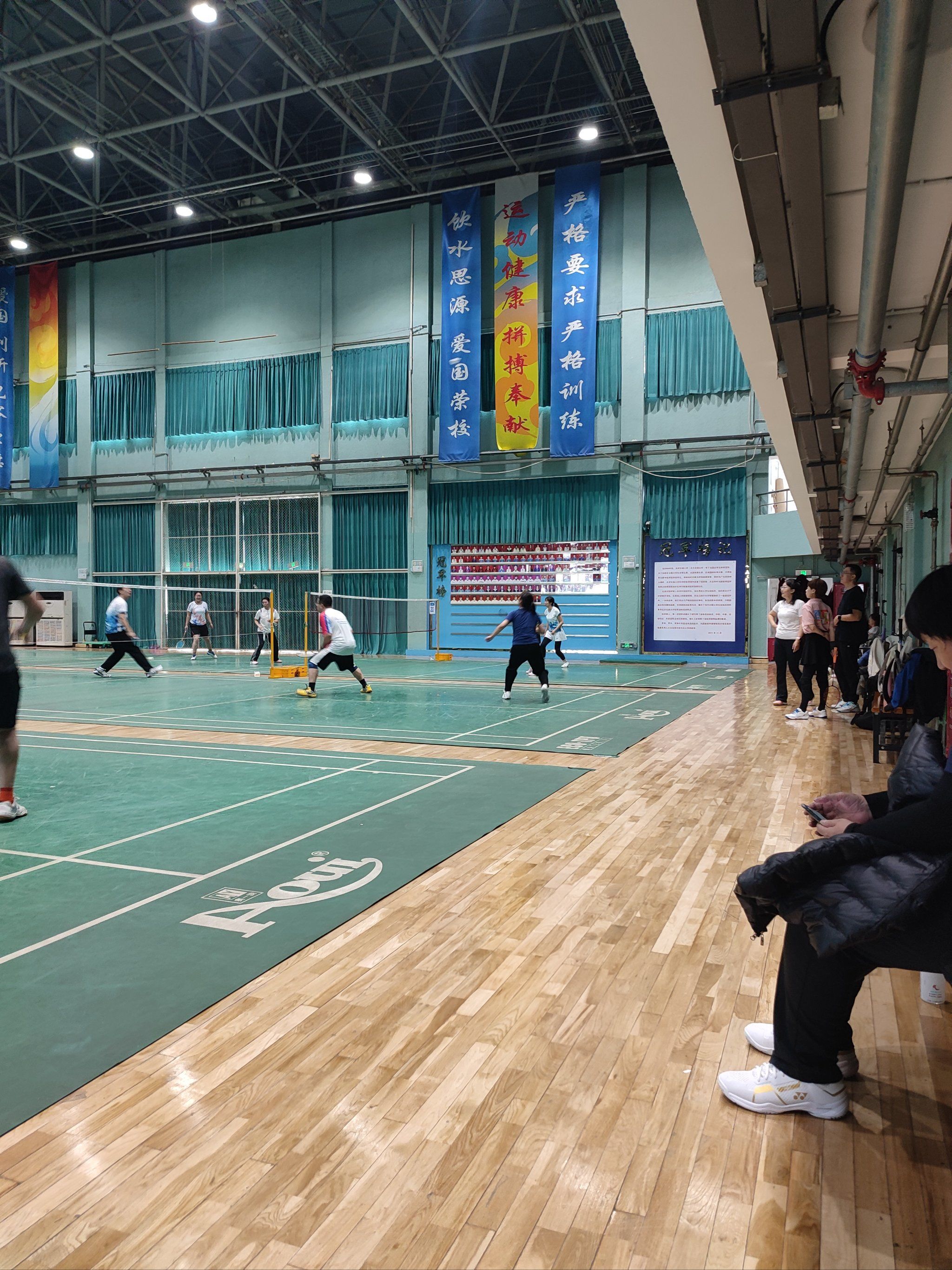 0元玩转这座城
最近比较喜欢打羽毛球,正好附近有运动馆,约上几个