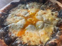 黑松露披萨，三种芝士和有机鸡蛋-Mercato莫卡多露台餐厅与酒吧(K11店)