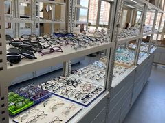 -无奔眼镜·蔡司·依视路授权店(朝阳大悦城店)