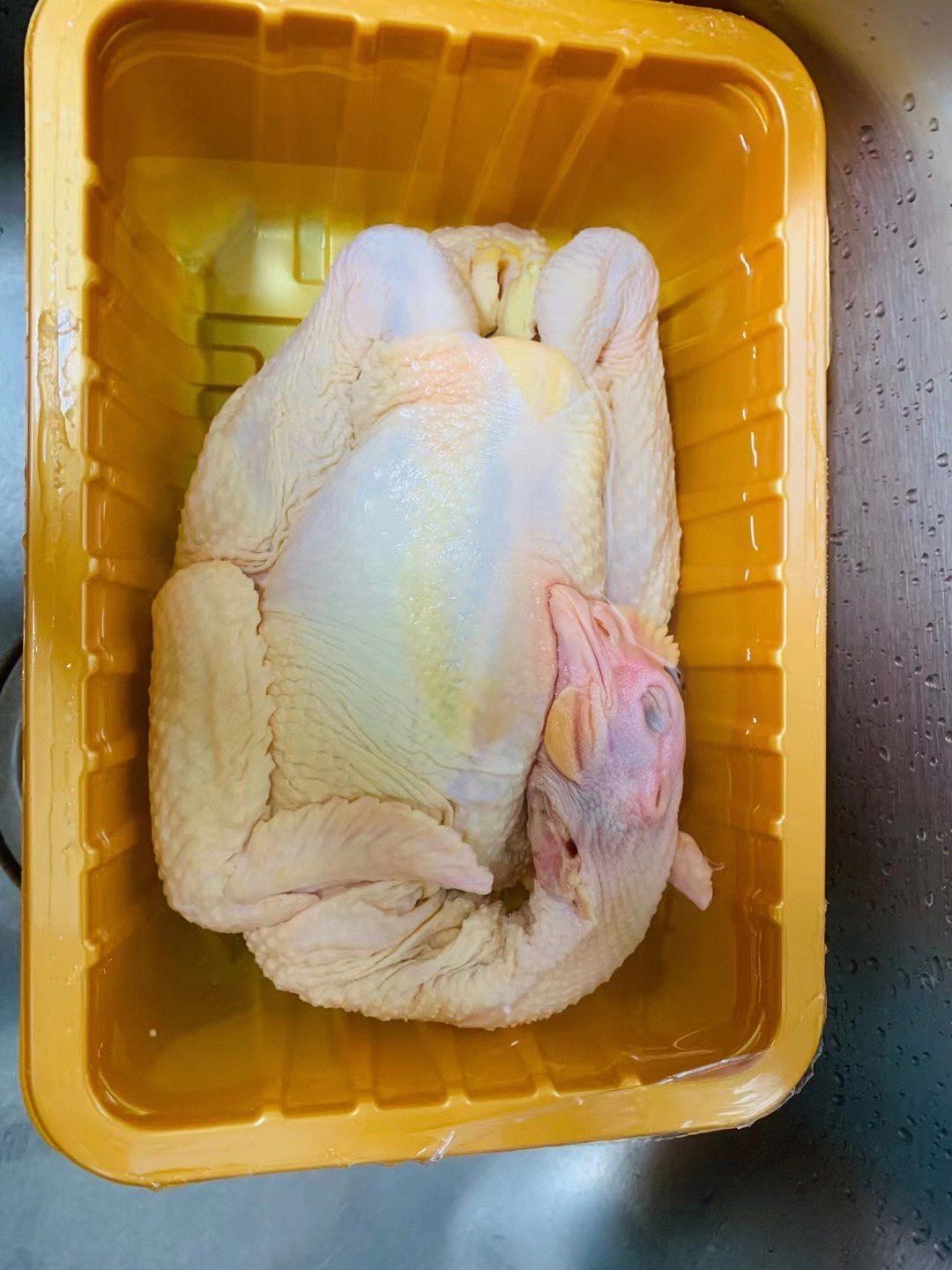 鸡一定要洗干净掏尽鸡肺等去除鸡油烫鸡水温保持70