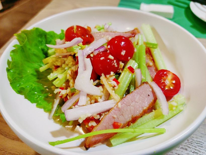 「猪颈肉沙拉」符合泰式菜给我的一贯印象,酸辣的口味,这个酸的味道就