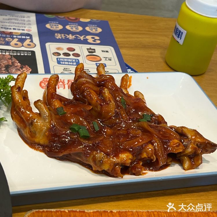 店内的小菜都是免费吃的，还可以续 干白菜脊骨火锅