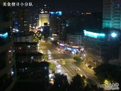 从窗户拍的夜景-莫泰酒店(厦门万象城火车站地铁站店)