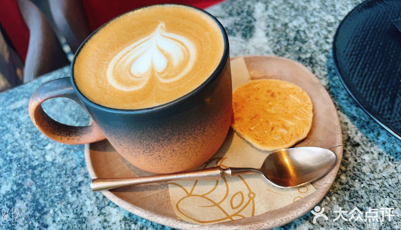 和小姐妹喝下午茶 芒果千层的夹层是芒果奶油
