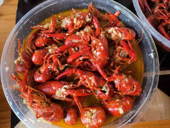 十三香小龙虾味道太美味了,外卖也点过很多次了,面条放在里面煮煮也很