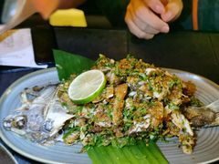 坚果手撕海鲈鱼-Ameigo梅果·云贵川bistro(长宁来福士店)