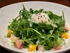 温泉蛋芝麻菜沙拉-粤界(望京金辉店)