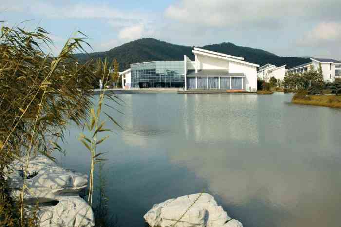 苏州工艺美院-"正值毕业季,又能看到毕业展了,还挺开心的.