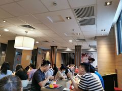 等位区-麦当劳(斜土路2号店)