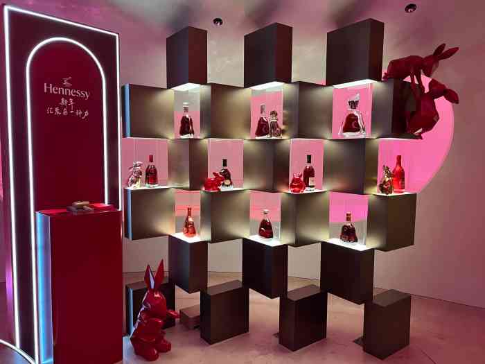 blends by hennessy-"来外滩十八号一楼吃下午茶发现没坐位,转身.