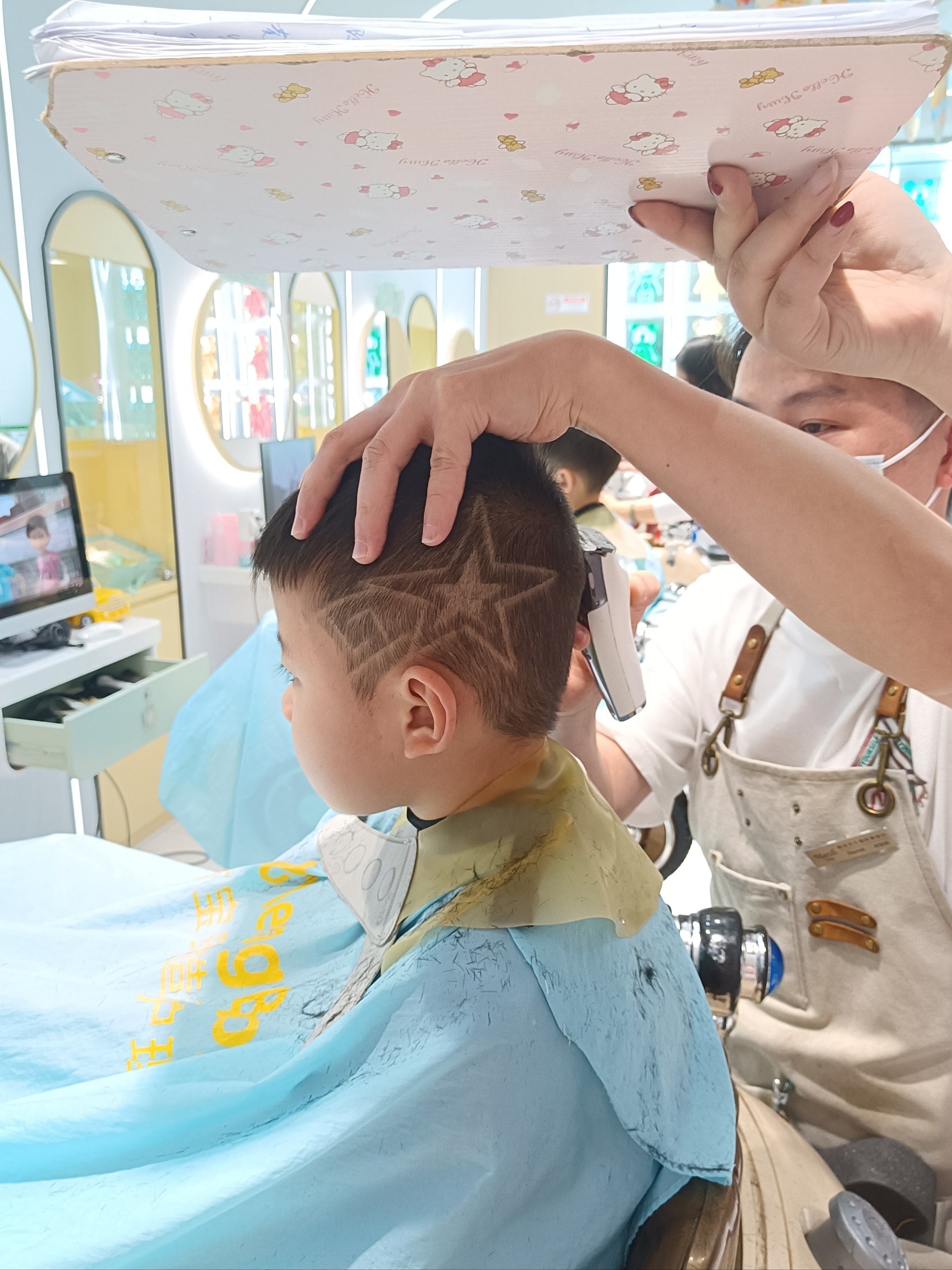 带孩子来云门三楼这家萌宝贝剪了个头发雕了个五角星发型师技术到位