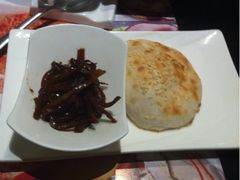 武大郎烧饼，潘金莲咸菜，还有南瓜粥，一份量就是一人一个！好吃哦！-悦港(悦港酒店)