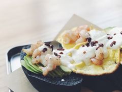 牛油果鸡蛋拼竹炭包-A30 BISTRO