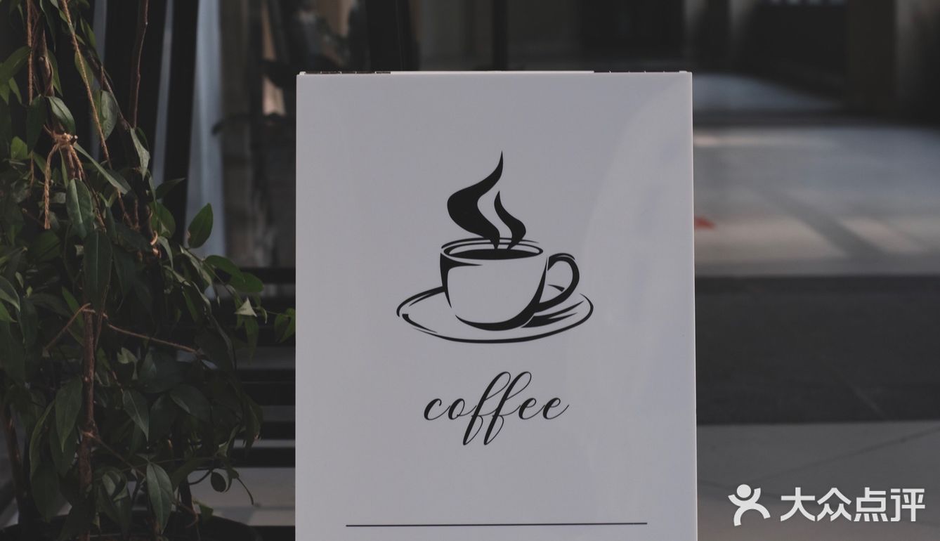 随手拍｜短暂阳光眷顾的日子恰巧在室外喝咖啡☕️