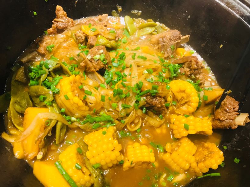 排骨锅:排骨豆角软烂入味 土豆块 玉米也很香 大铁锅炖排骨 排骨
