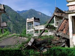 -四川汶川特大地震漩口中学遗址