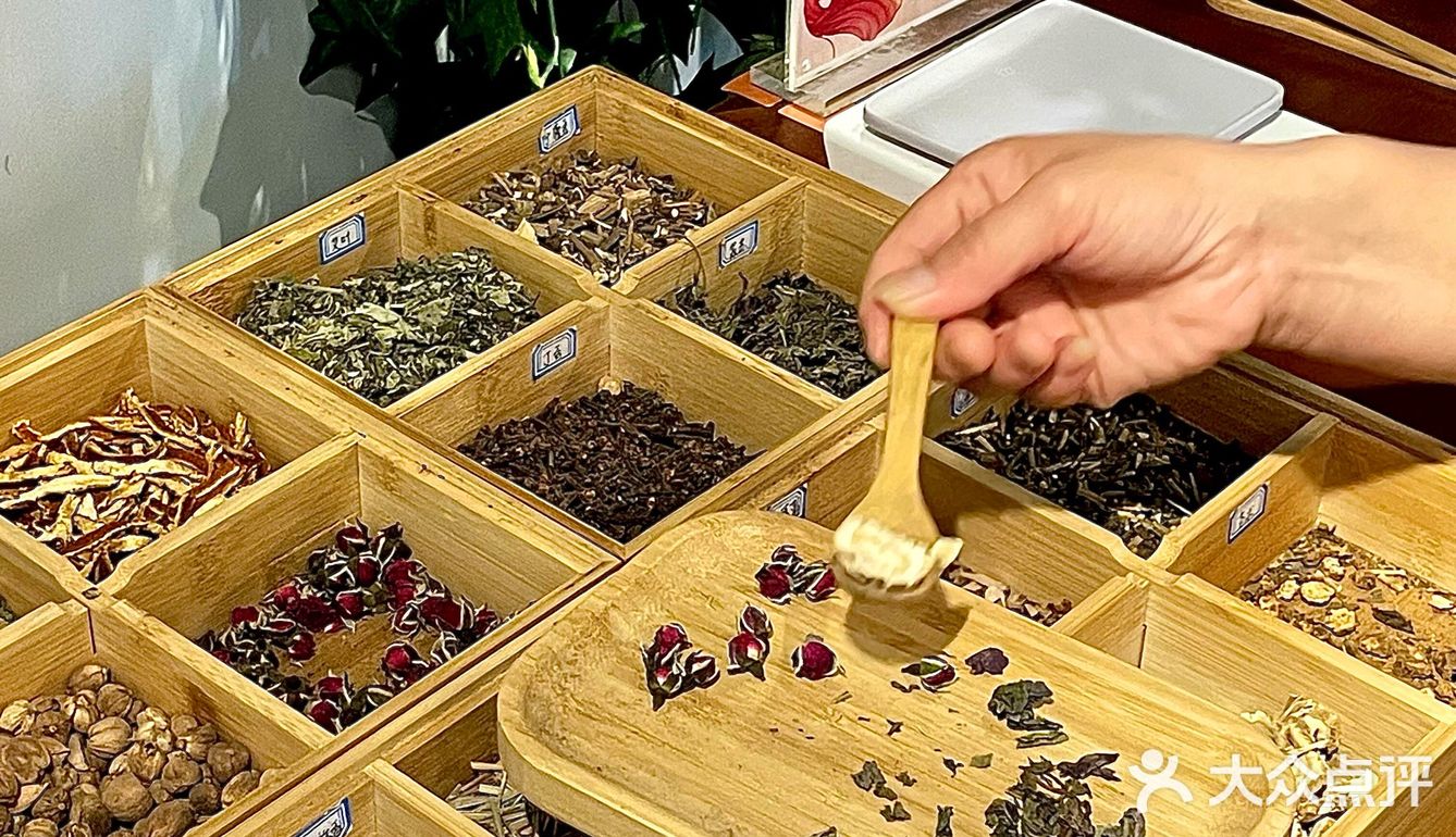 邯郸是真颠儿啊！！！吃个饭还带把脉……绝了！