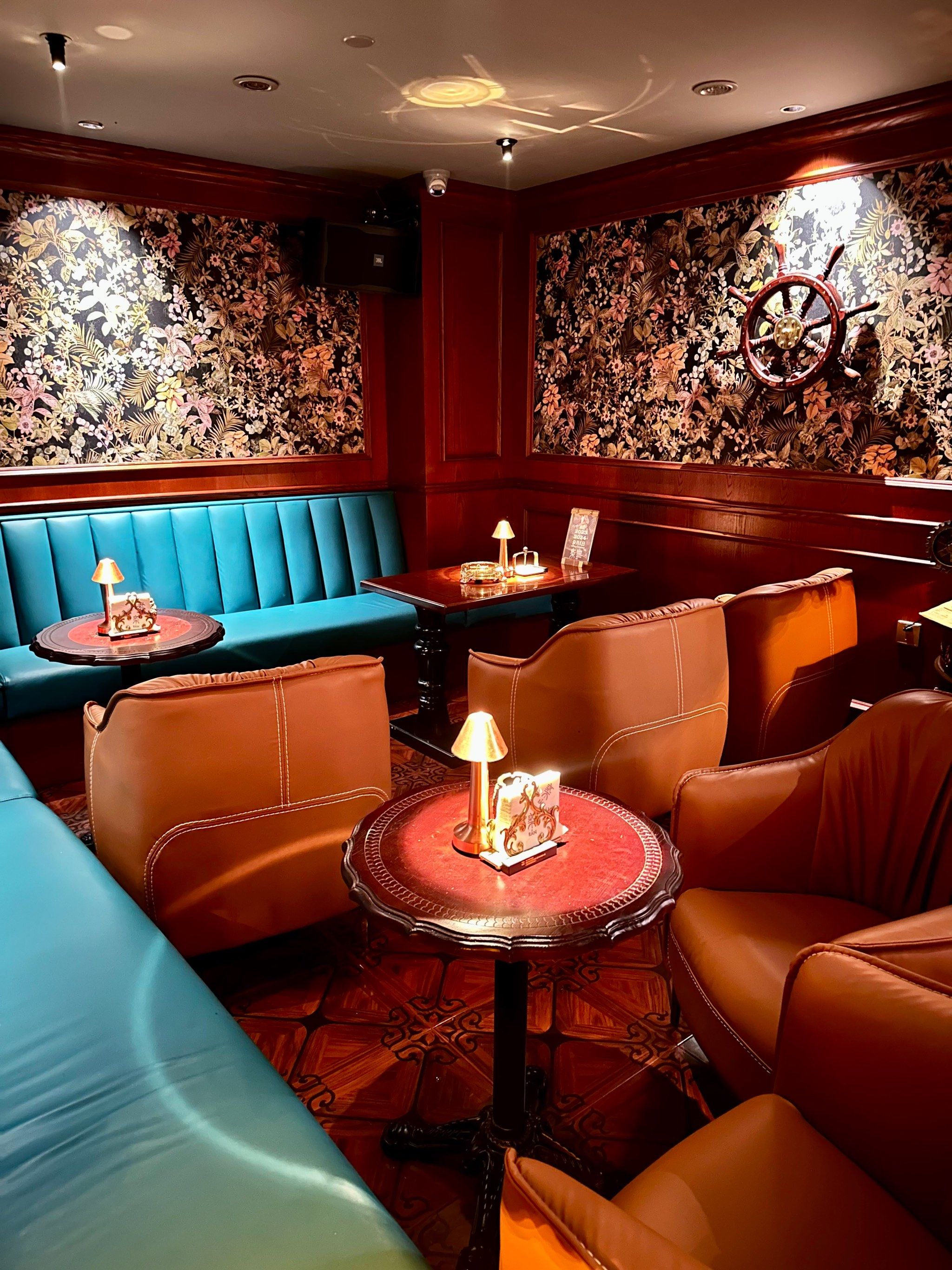 n装修风格挺喜欢的,是那种欧式复古风格,沙发吧台也都很有品味